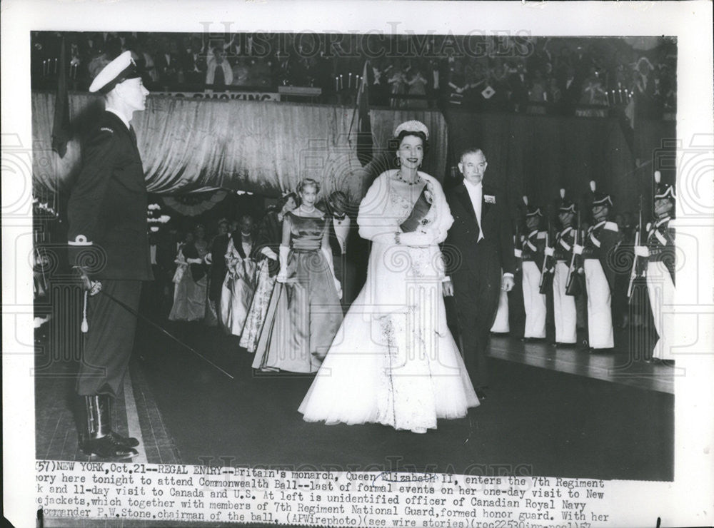 1957 Press Photo Elizabeth II England Queen attend Commonwealth Ball visit New - Historic Images