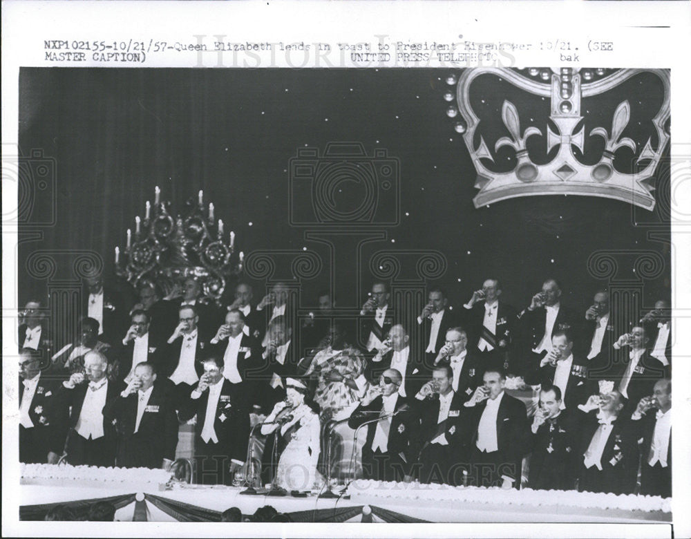 1957 Press Photo Elizabeth II England Queen toast US President Eisenhower - Historic Images