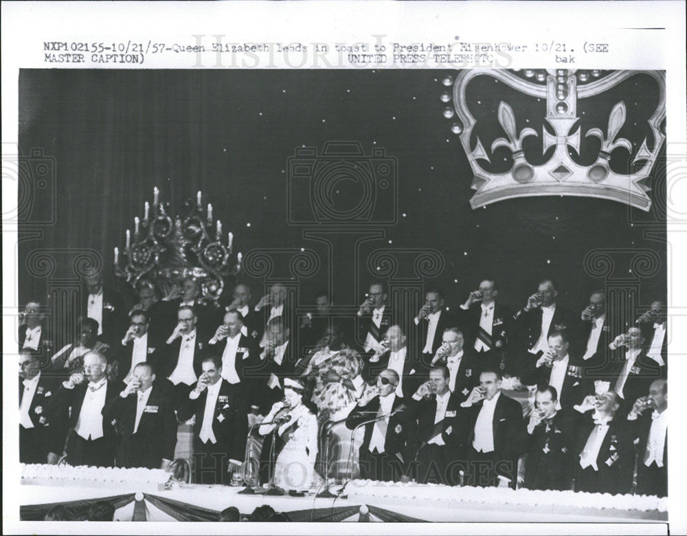 1957 Press Photo QUEEN ELIZABETH MONARCH WALDROF-ASTORIA - Historic Images