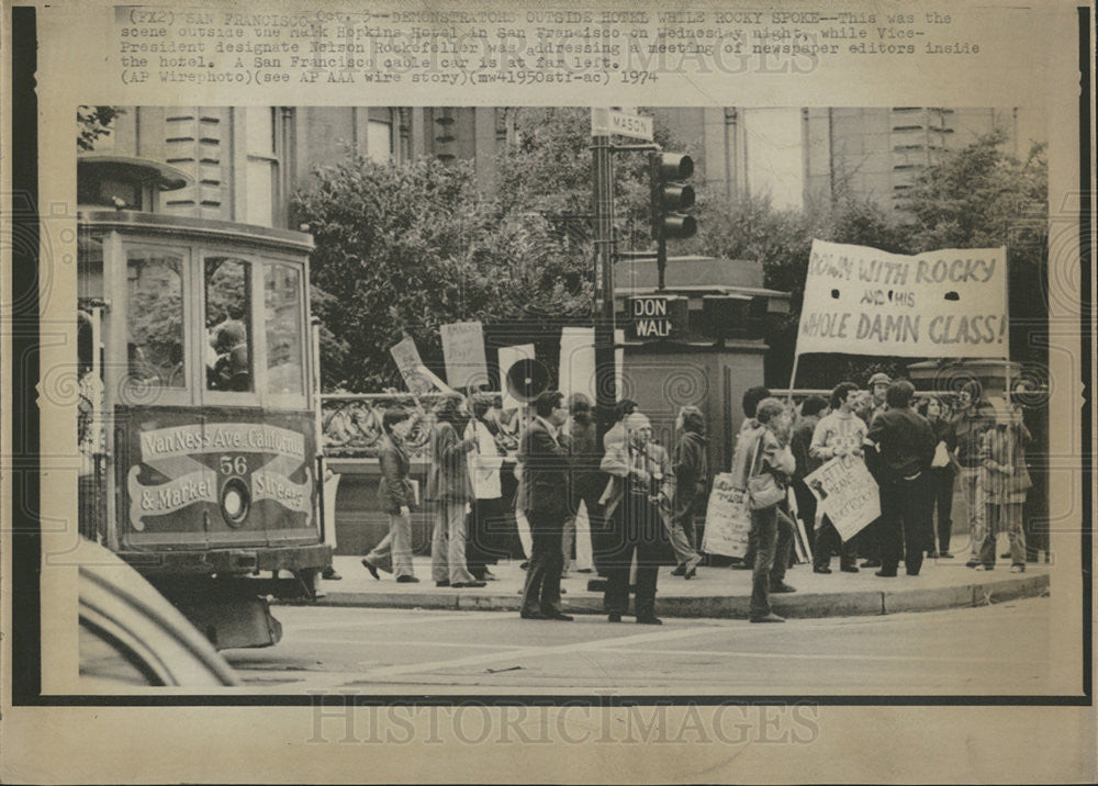 1974 Press Photo Demonstrations Outside Hotel While Rockefeller Spoke inside. - Historic Images