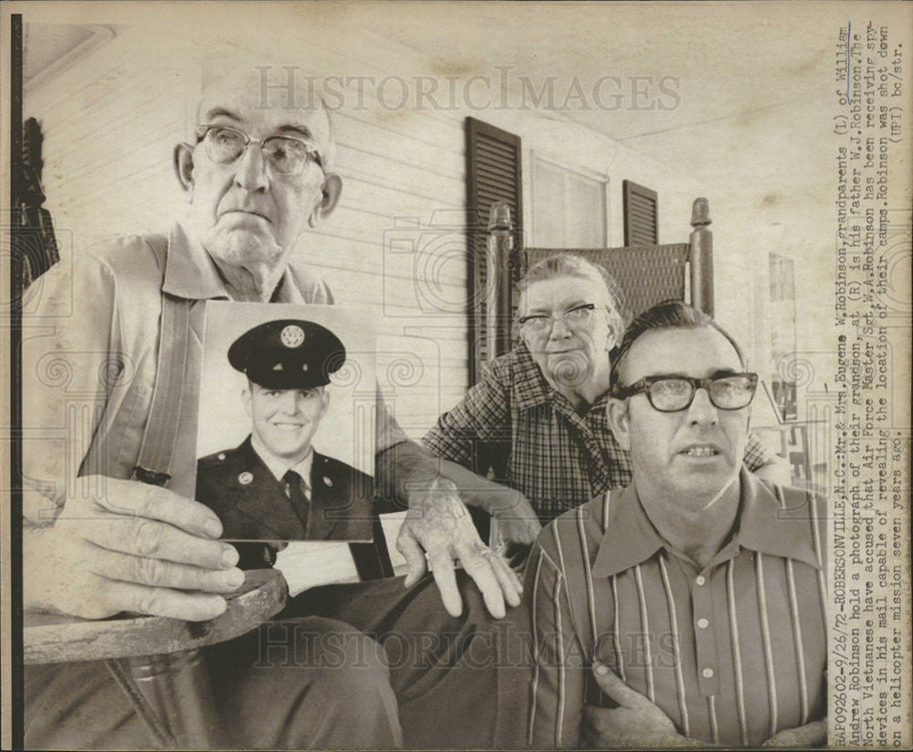 1972 Press Photo Eugene W. Robinson Grandparents of W.A. Robinson in photo held - Historic Images