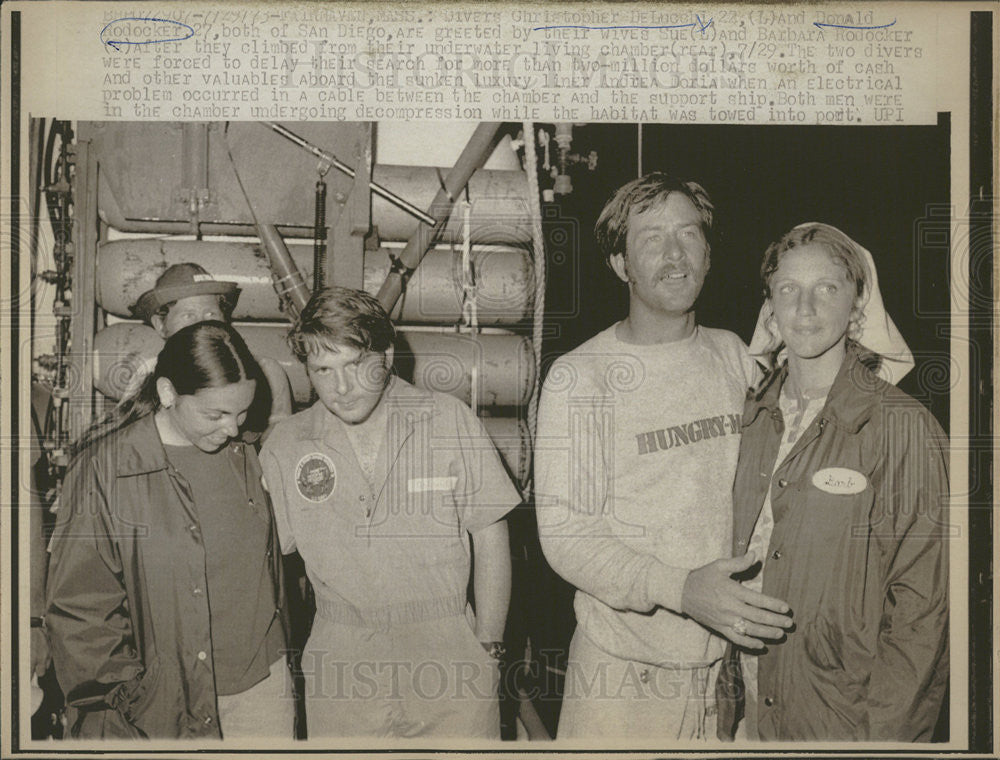 1973 Press Photo Divers Chirstopher and Donald greeted by their wives. - Historic Images