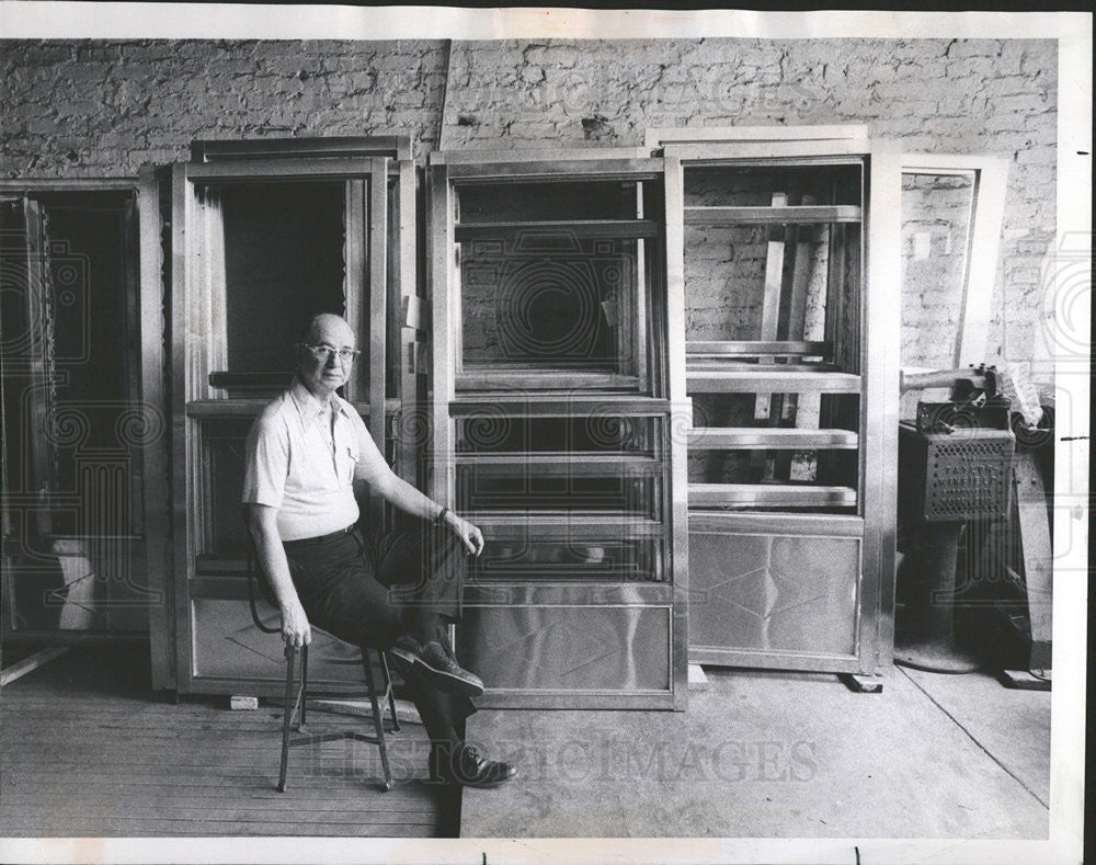 1975 Press Photo Alfred Rodriguez Owner Sylvan Stainless Steel Window Door - Historic Images