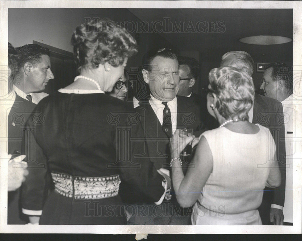 1960 Press Photo Nelson Rockefeller With Delegates At Dinner Party - Historic Images