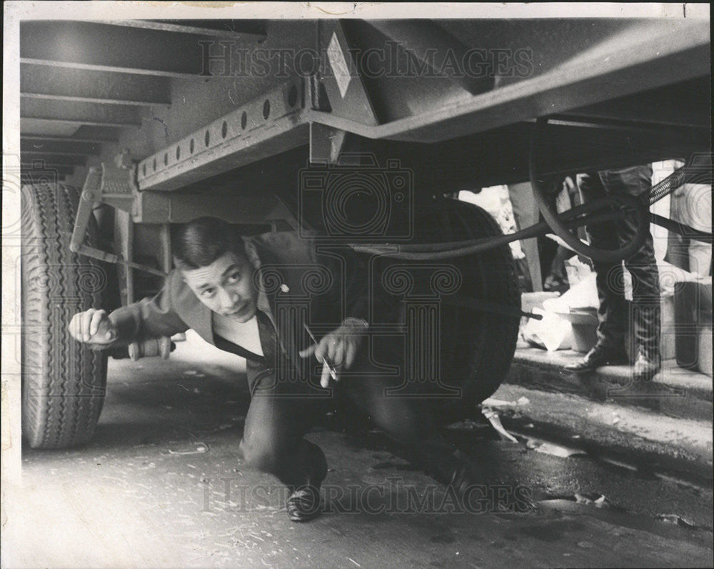 1968 Press Photo Secret Service Man Searches Explosives Under Truck Rockefeller - Historic Images