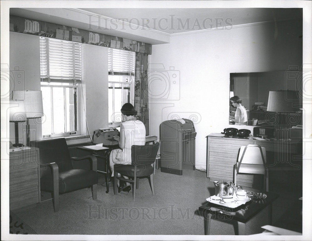 1960 Press Photo Betty Buttfield Robert McManus Secretary Rocky Rockefeller - Historic Images