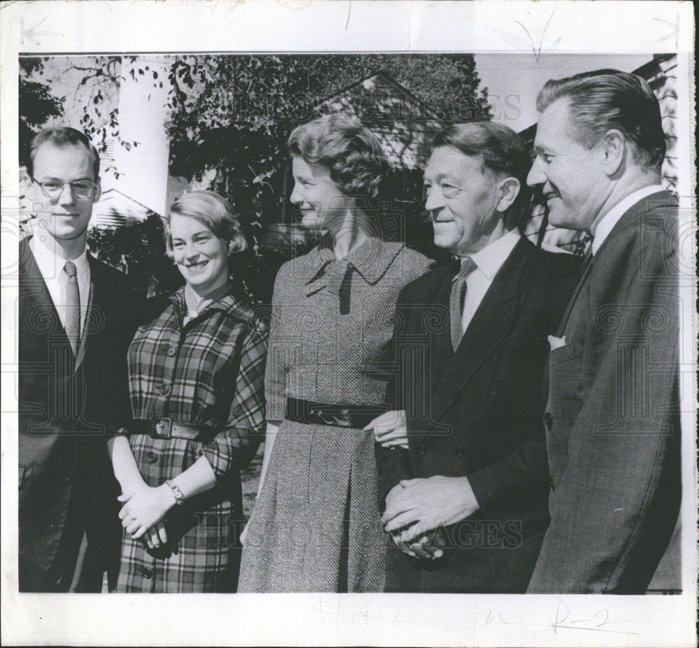 1959 Press Photo Nelson Rockefeller US 41st President wife flanked Kristian - Historic Images