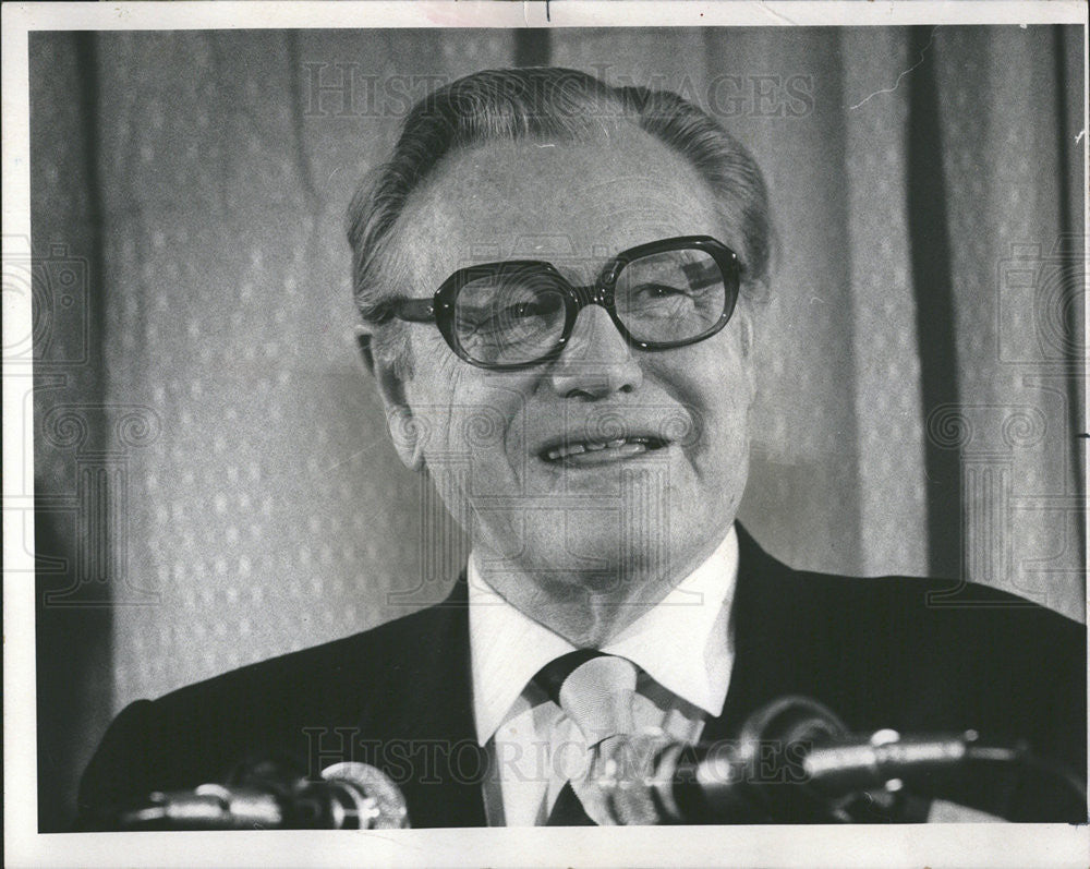 1975 Press Photo Nelson Aldrich Rockefeller United State Vice President at Press - Historic Images