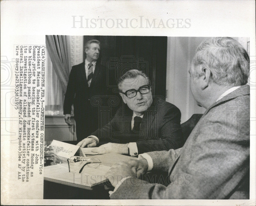 1975 Press Photo VP Rockefeller with John Connor Discussing CIA - Historic Images