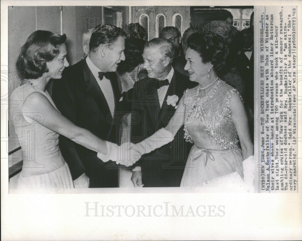 1963 Press Photo Gov.Nelson Rockefeller meets Duke of Windsors and with wives. - Historic Images