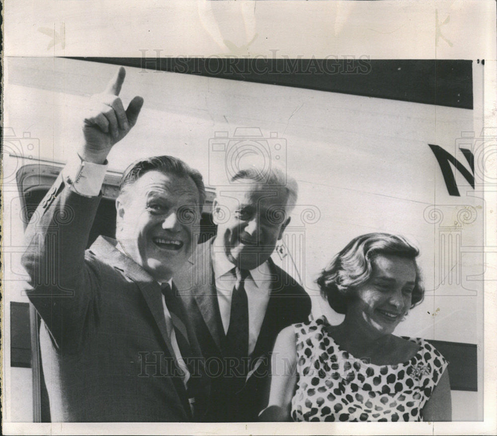 1964 Press Photo Gov.Nelson Rockefeller arrives San Francisco with his wife. - Historic Images