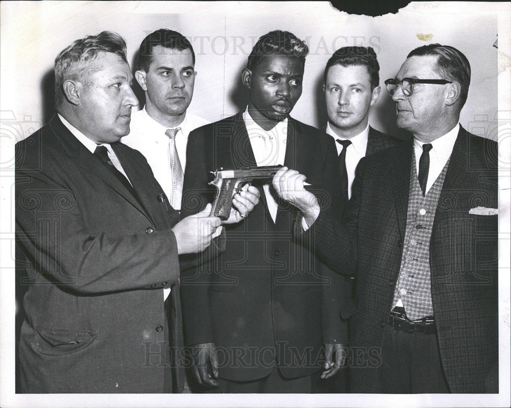 1962 Press Photo Detective arrest the kidnapping gang&#39;s ,Uwels Robinson. - Historic Images