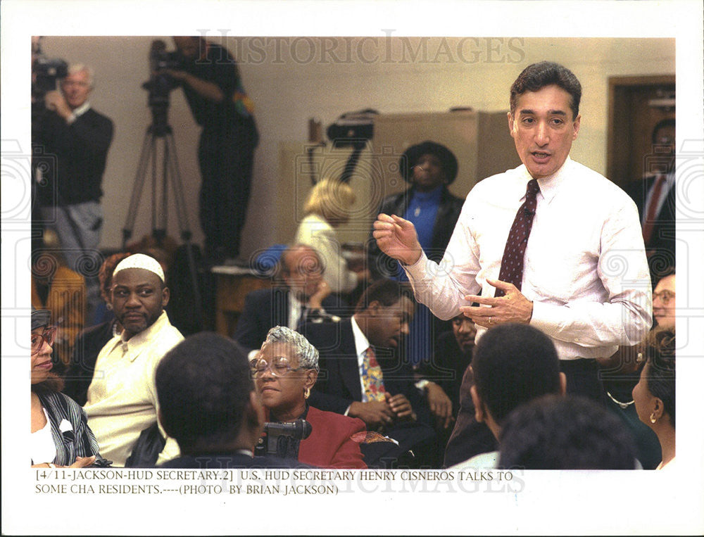 1994 Press Photo Henry Cisneros Politician Talks To Some Cha Residents - Historic Images