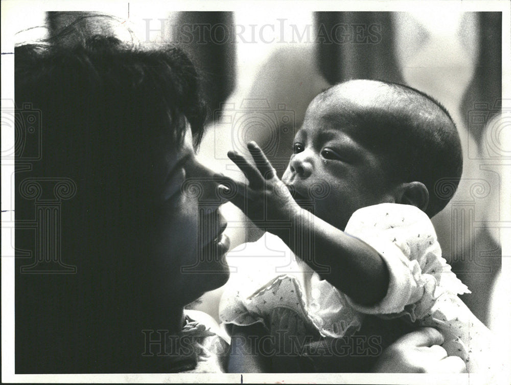 1979 Press Photo Olga Cisneros Get First Touch At Face Of Mother At Hospital - Historic Images