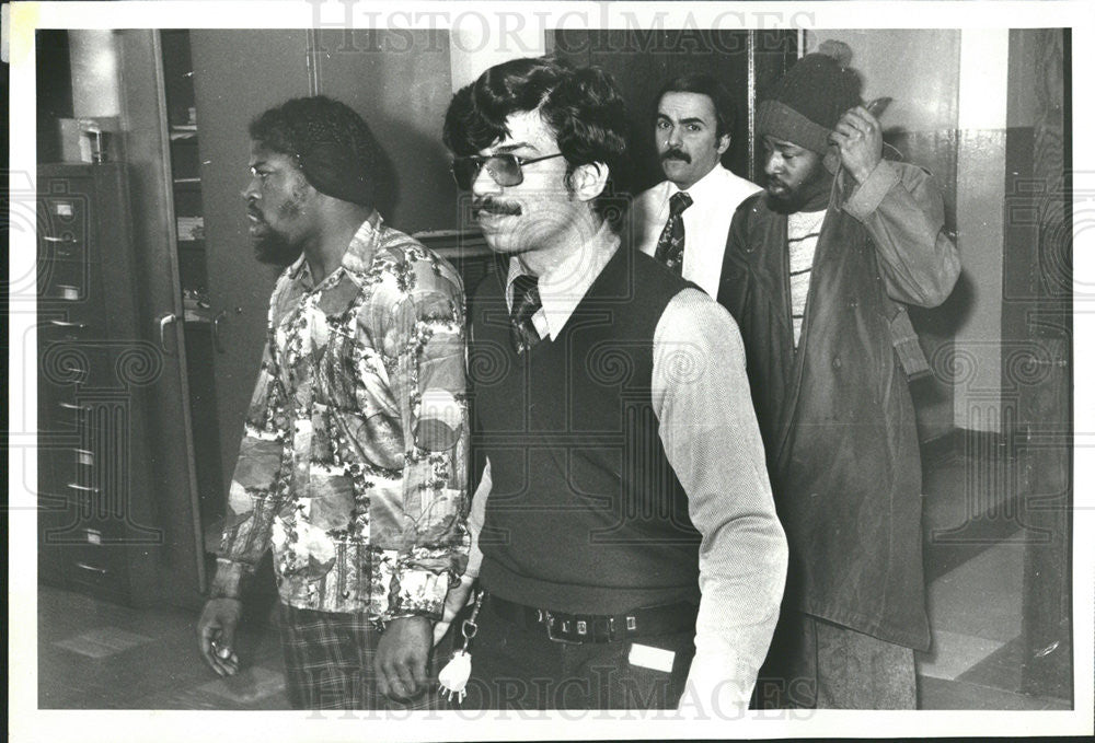 1977 Press Photo Burnside Police Station police Officer arrest Clarence Charles - Historic Images