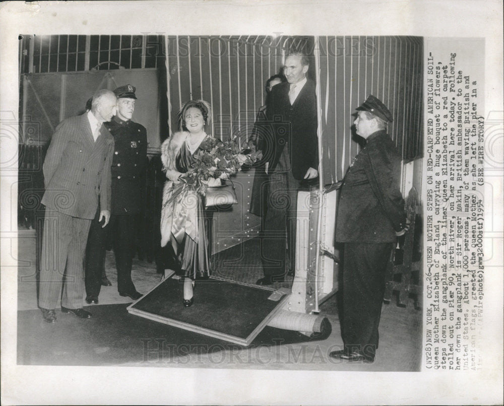 1954 Press Photo Elizabeth Carrying Boquet Stepsdown To Red Carpet Rolled Out - Historic Images