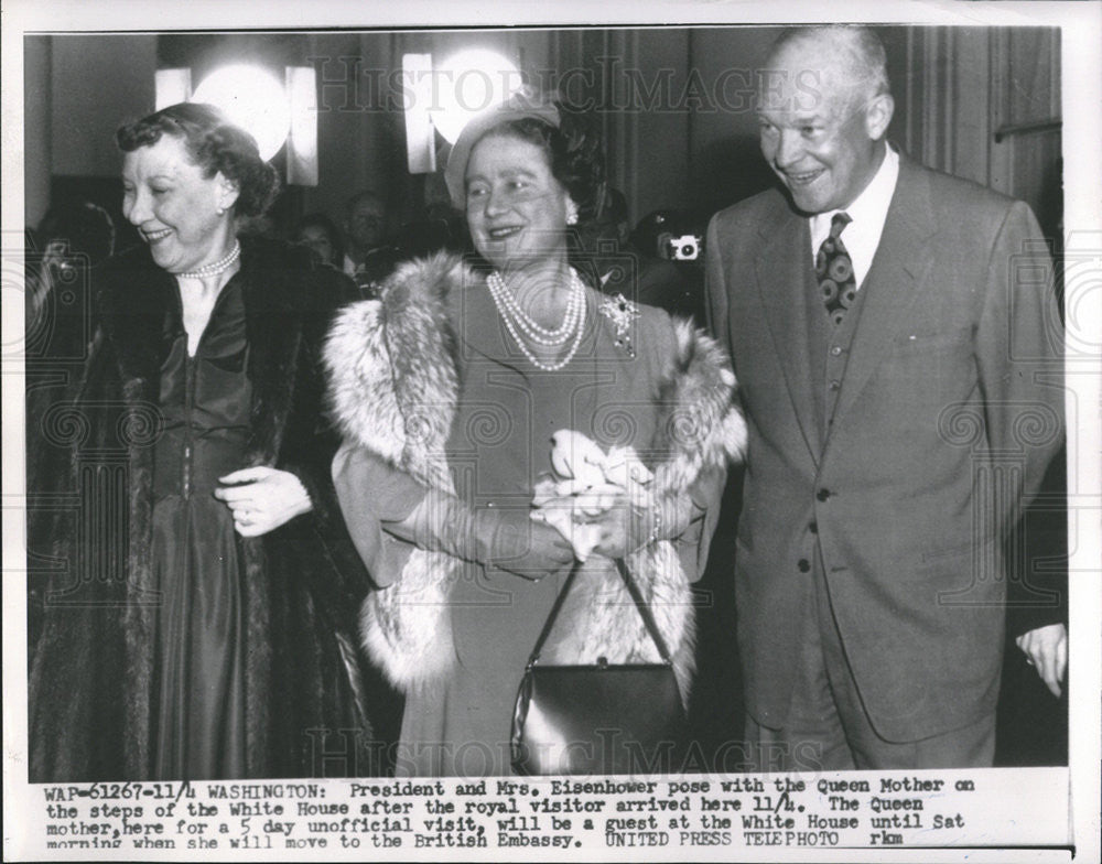 1954 Press Photo Mrs Eisenhower Pose With Mother On Steps Of White House - Historic Images