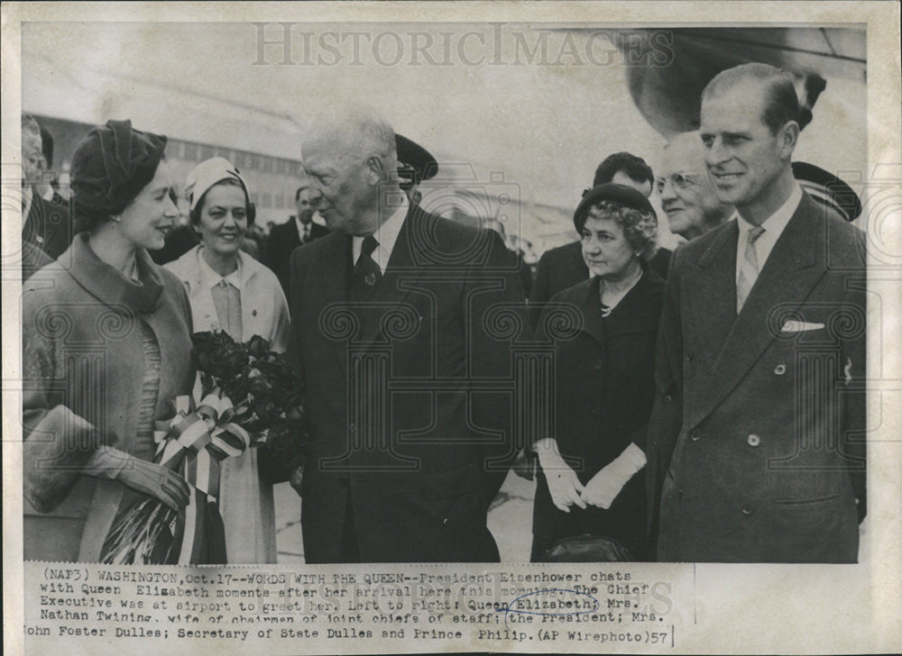 1957 Press Photo Queen Elizabeth greeted by President Eisenhower at the airport - Historic Images