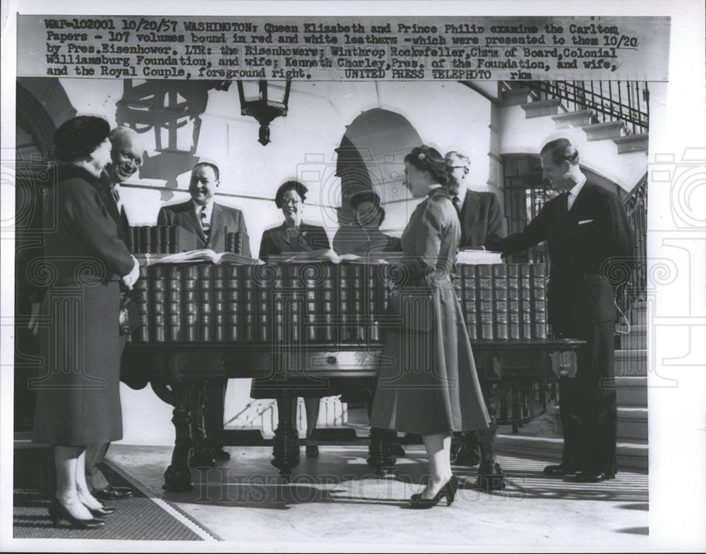 1957 Press Photo Queen Elizabeth &amp; Prince Philip examines the Carlton Papers - Historic Images