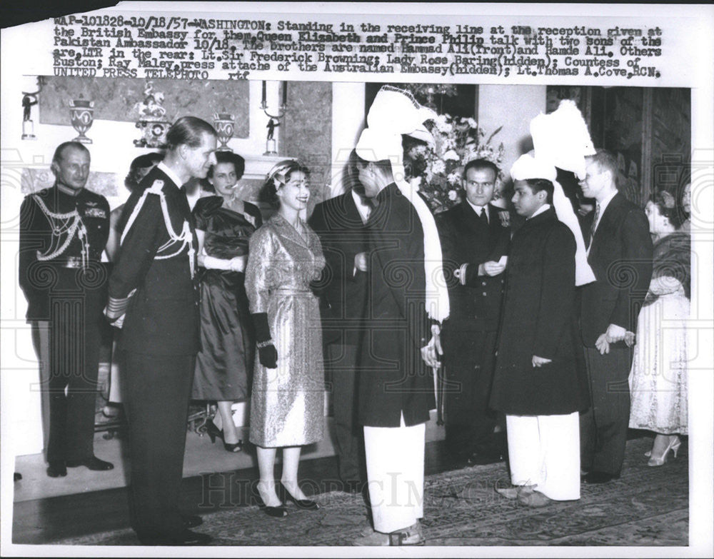 1957 Press Photo Elizabeth II Britain Queen Husband Prince Philip talk Pakistan - Historic Images