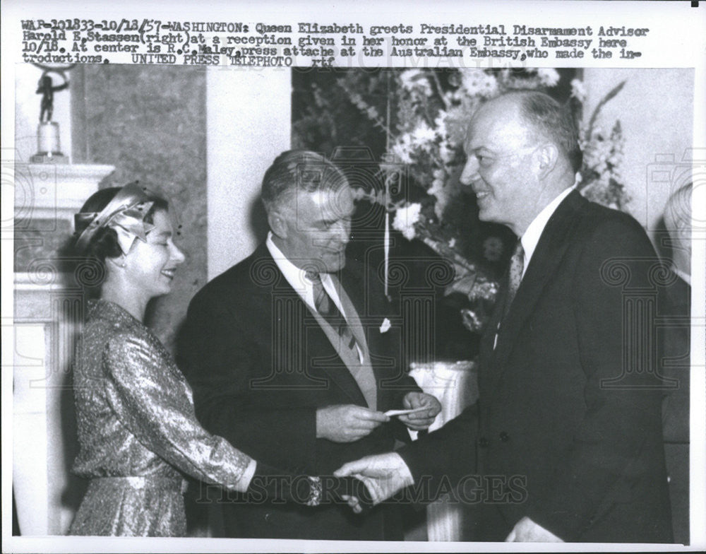 1957 Press Photo Elizabeth II Britain&#39;s Queen greets Harold Stassen Presidential - Historic Images