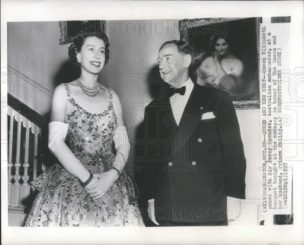 1957 Press Photo Queen Elizabeth Sir Percy Spender Australian Ambassador Banquet - Historic Images