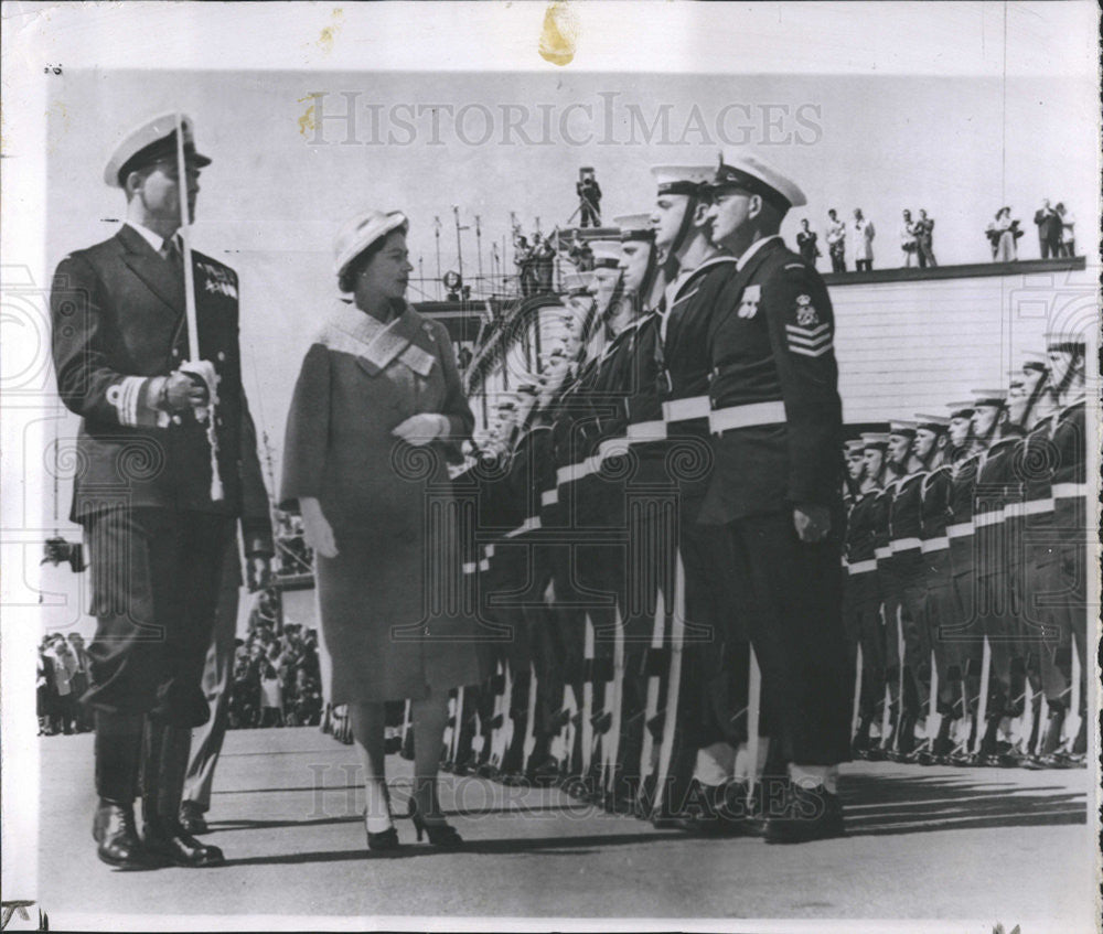 1959 Press Photo Elizabeth England Queen escort Cmdr Geoffrey Brockhurst Royal - Historic Images