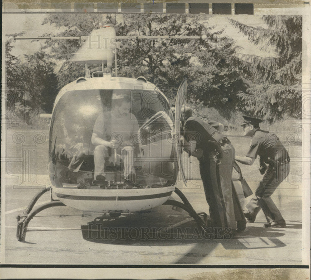 1975 Press Photo Hijacked Pilot Richard Jackson 29, Loads His Hi-Lift Helicopter - Historic Images