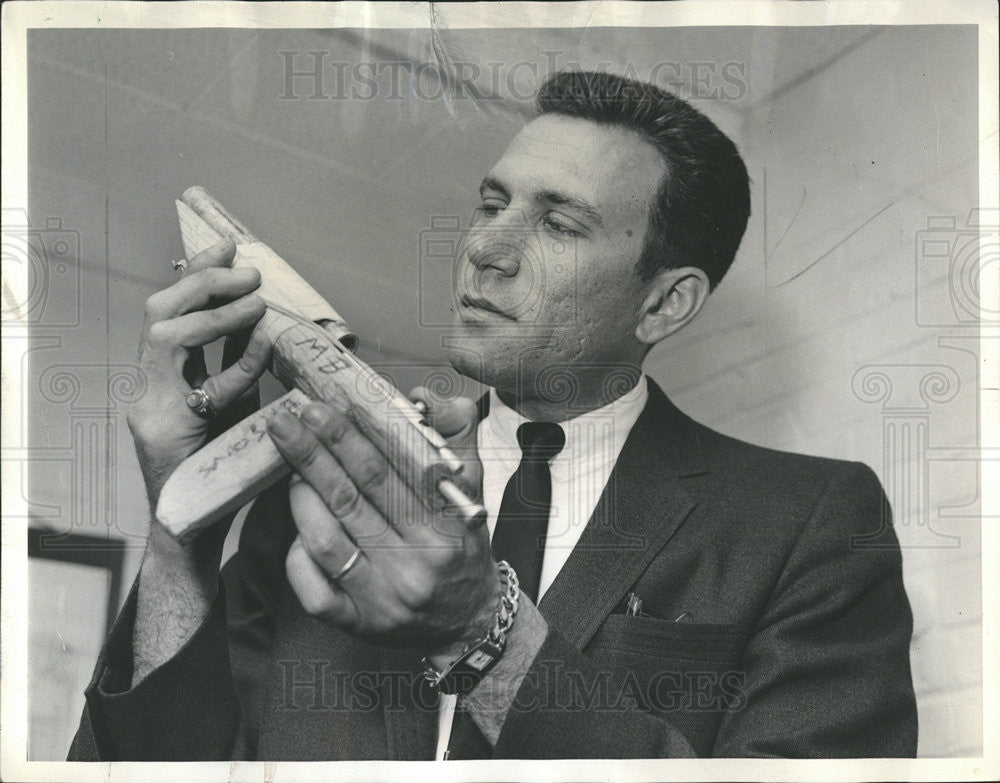 1966 Press Photo Skokie Det. Morton Podolsky examines zip homemade gun - Historic Images