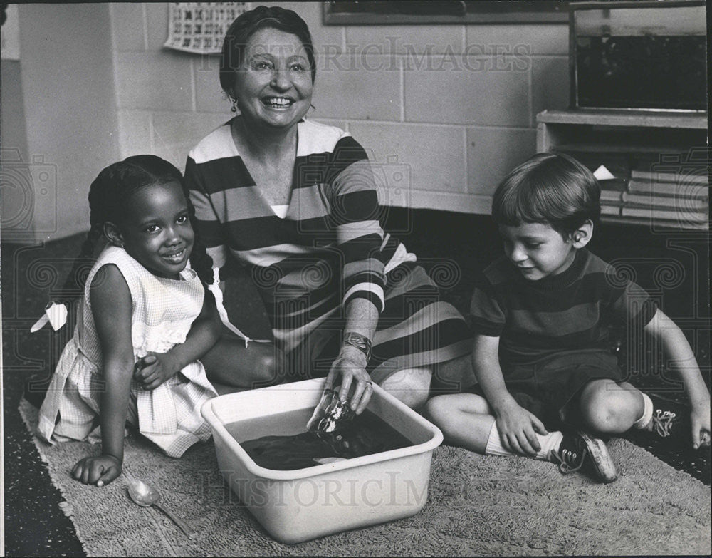 1969 Press Photo Mrs Mona Podore Hyde Park Unitarian Co-operative Nursery School - Historic Images