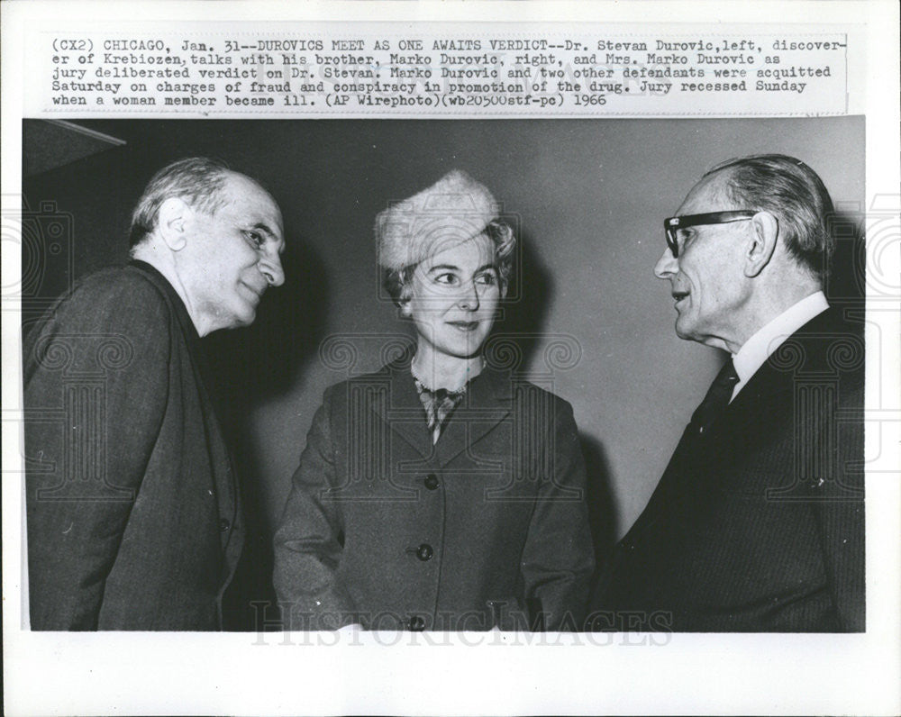 1966 Press Photo Dr. Steven Durovic, discoverer of Krebiozen, talks with brother - Historic Images