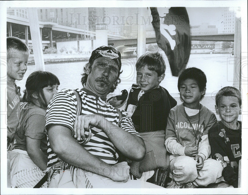 1990 Press Photo Buccaneer Bonb sings a sea chanty during one of Pirates Cruises - Historic Images