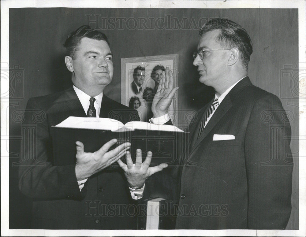 1960 Press Photo States Atty. Daniel Ward Swearing in as head of civil dept. - Historic Images