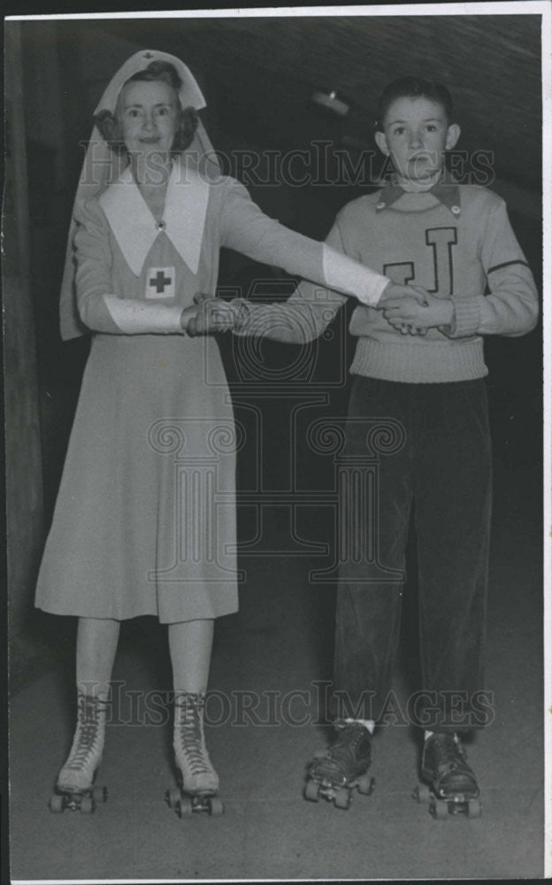 1942 Press Photo Mrs. Edward Mumford and Arthur Mumford in Rollerblades - Historic Images