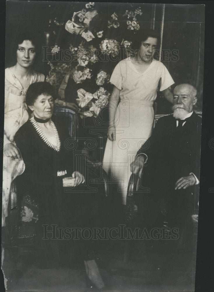 Undated Press Photo PAUL DOUMER PRESIDENT FRANCE MME. DOUMER GRANDDAUGHTERS - Historic Images