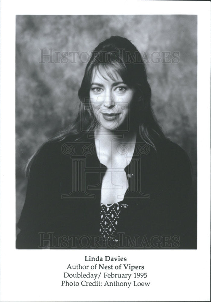 1995 Press Photo Author of &quot;Nest of VIpers&quot; by Linda Davies - Historic Images