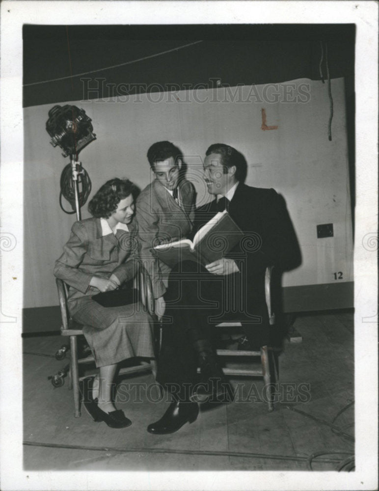 1949 Press Photo Rob Leeney Cesar Romero Film Actor share Script Western Comedy - Historic Images