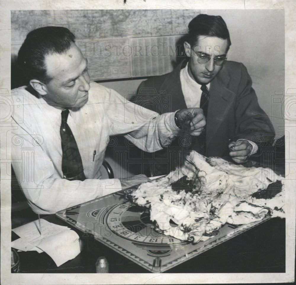 1948 Press Photo Sheriff Everson &amp; Deputy Teagarden Examine Bloody Scarf - Historic Images