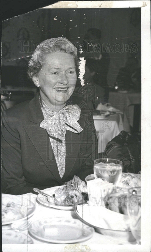 1956Press Photo Mrs.James W.Rogers at University of Chicago Festival at Shearton - Historic Images
