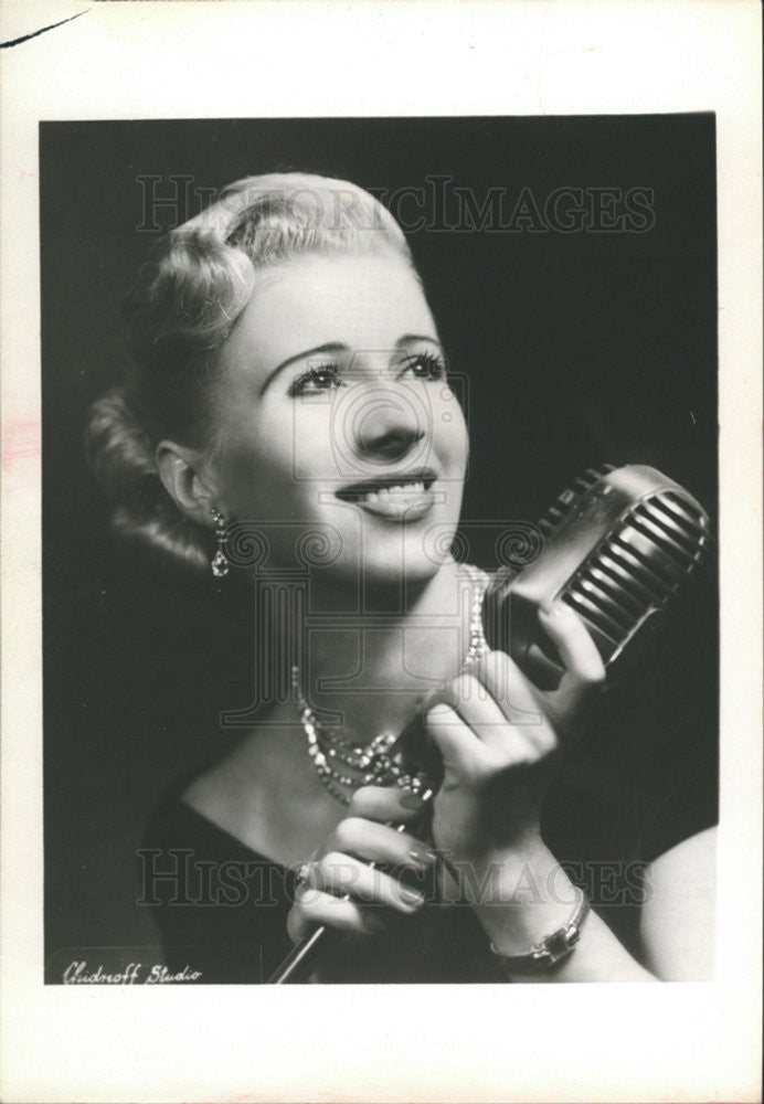 1992 Press Photo Ethel Sue Davis R R Donnelley Sons Co Singer - Historic Images