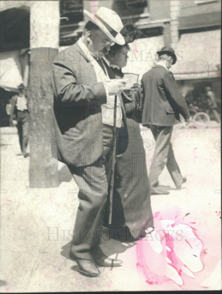 1920 Press Photo John W Gates Receives Important Telegram - Historic Images