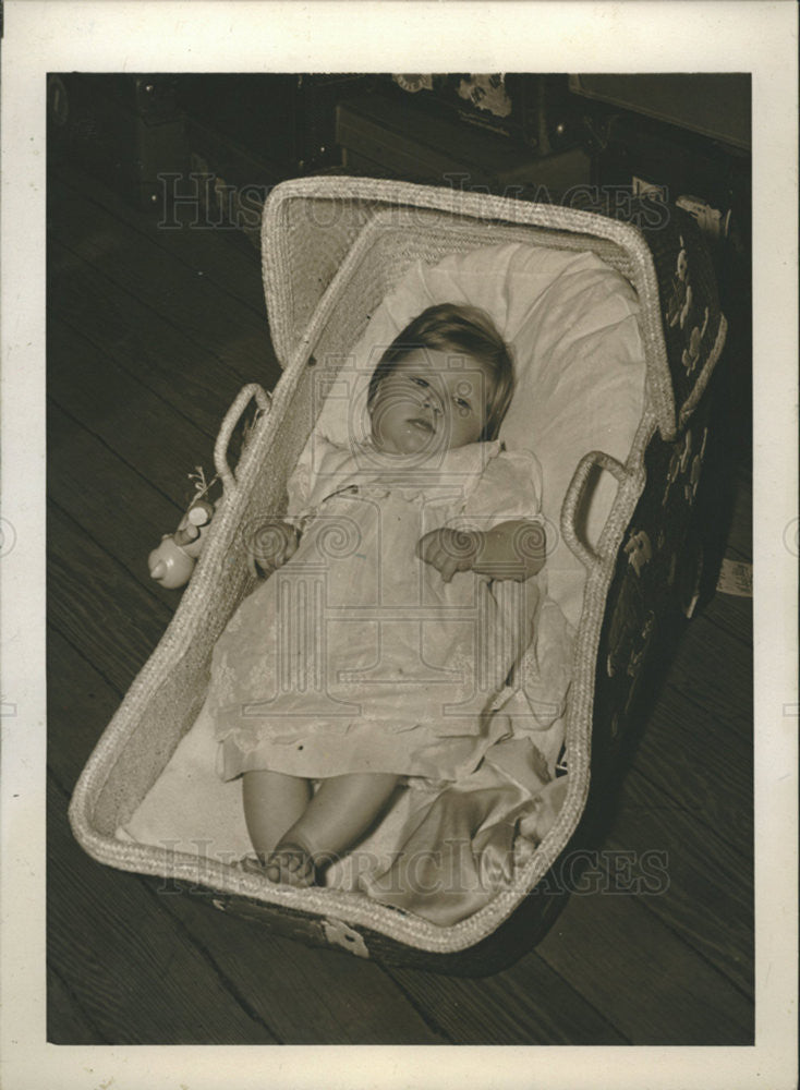 1940 Press Photo Infant England Refugee Jennifer Maller Arrives New York - Historic Images