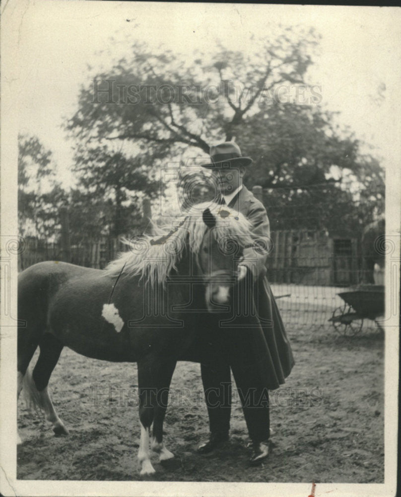 Press Photo Colonel William Roche with Shetland Pony Manager of Harris ...