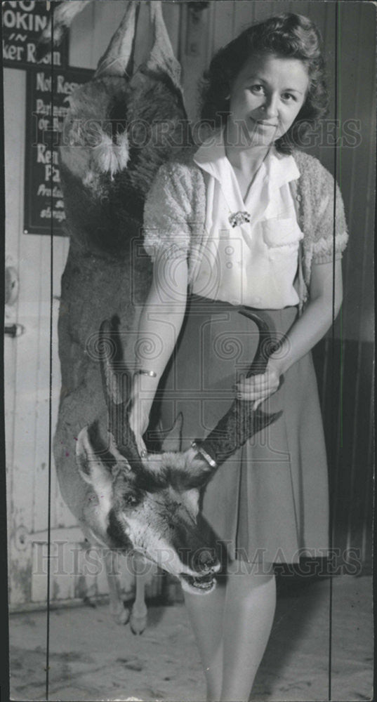 1942 Press Photo Wilkma Jones antelope Head - Historic Images