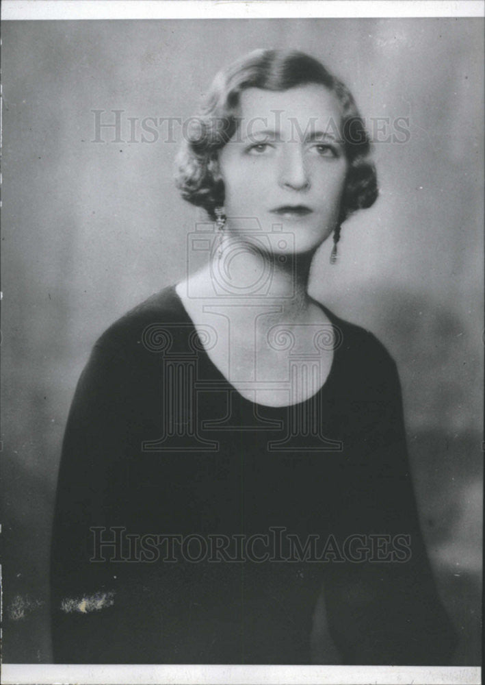 Undated Press Photo Woman posing for portrait - Historic Images