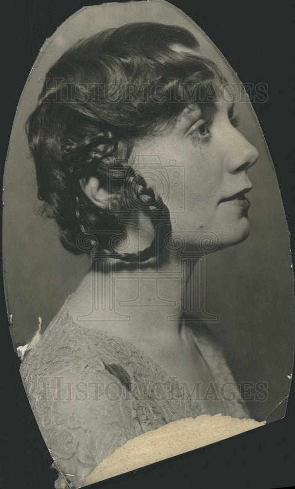 1929 Press Photo Conroy displays Louise Hoops ear painted contrast hair - Historic Images