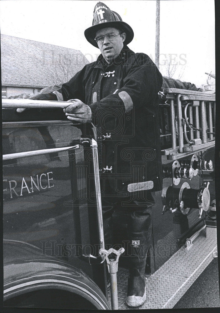 1974 Press Photo Fr. Michael Doyle volunteer fireman Hillside Illinois - Historic Images