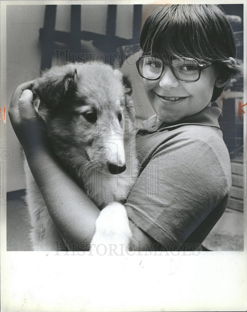 1982 Press Photo Zach Downey of Lansing Mich hugs Misty - Historic Images