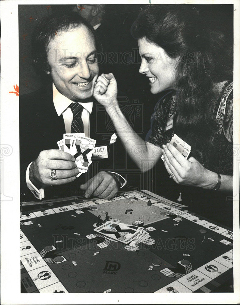 1981 Press Photo Joel Cory Robyn Douglass Creators Multinational Board Game - Historic Images