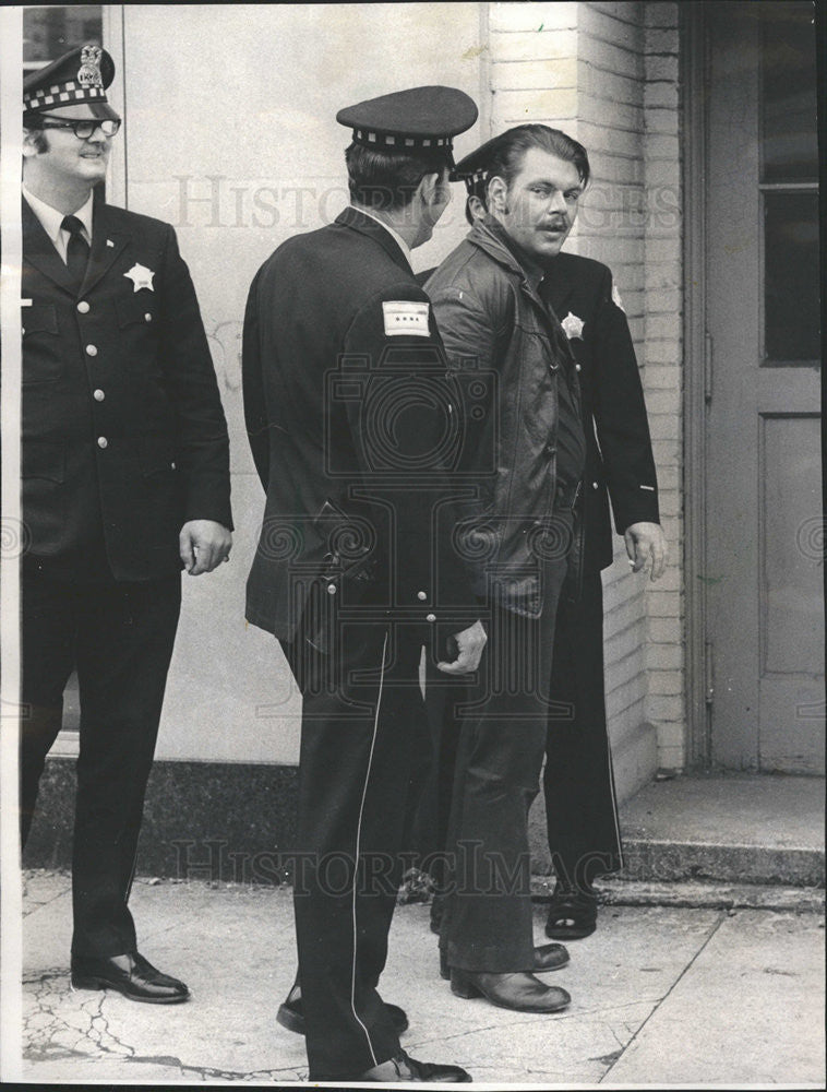 1973 Press Photo Police hold one of the suspects cought at Clark Maple Chevrolet - Historic Images